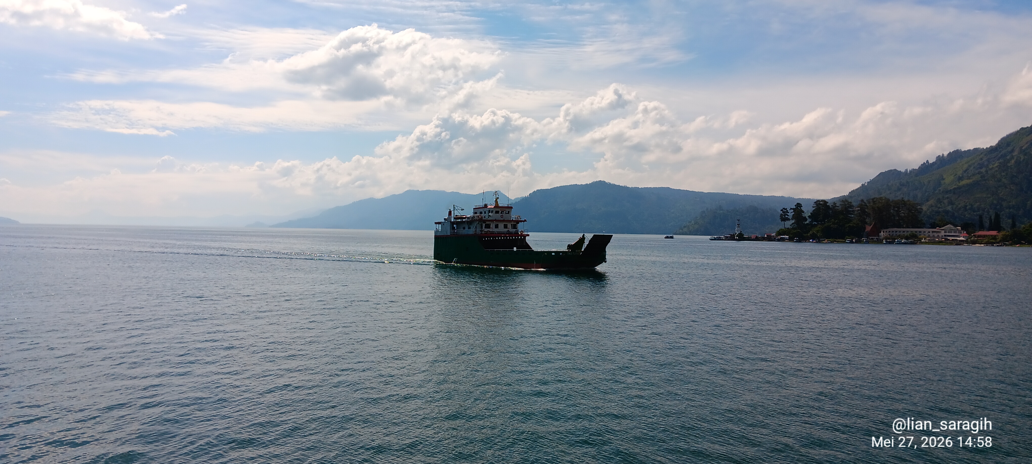 FERRY PENYEBRANGAN PARAPAT-SAMOSIR